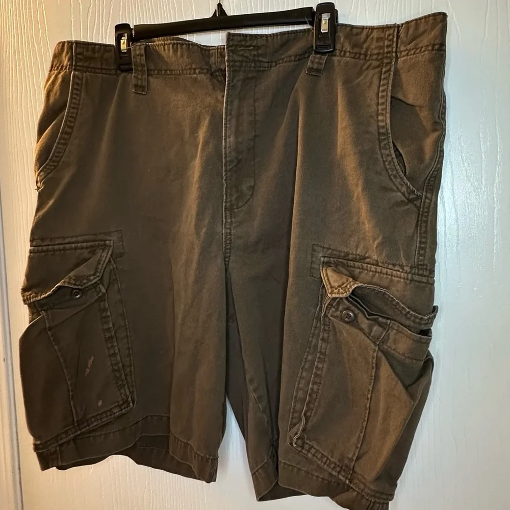 Old Navy brown‎ cargo shorts men’s 42 - button missing Inseam 10”